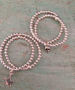 Kugelarmbänder Sterlingsilber mit verschiedenen Anhängern.