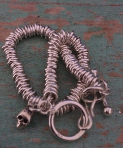 Armband mit skull-Anhänger.